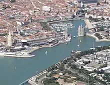 vue aérienne des tours et du Vieux-Port de La Rochelle