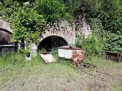 Scène à l'ancienne usine de grillage de minerai de fer de Corneilla-de-Conflent, aujourd'hui abandonnée.