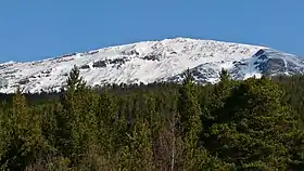 Vue du sommet sud-est du mont Ádjit, à 1 387 m d'altitude.