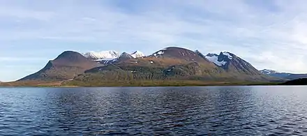 Un lac avec une montagne en arrière-plan.