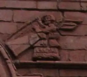 Un des célèbres "anges musiciens" de l'Amérique coloniale joue de la harpe paraguayenne sur le bas-relief au-dessus du porche de la porte principale de l'église de la Mission jésuite de Santísima Trinidad del Paraná (1706-1776), au Paraguay.