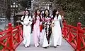 Vietnamiennes en tenue traditionnelle (ao dai).