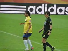 Kari Seitz, en noir, lors d'un match de coupe du monde entre le Brésil et la Norvège le 3 juillet 2011 à Wolfsbourg