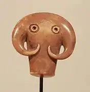 Amulette en forme de tête d'éléphant. Ivoire d'éléphant, H. 3,5 cm. Nagada II, 3800-3150 Haute-Égypte, fin de la période prédynastique.