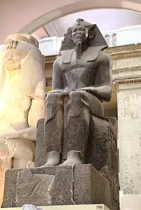 Statue colossale d'un roi de la XIIIe dyn., ensuite usurpée par un dirigeant Hyksôs de la XVe dyn.Musée du Caire.