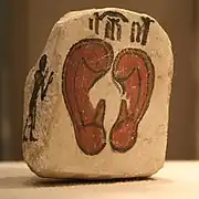 Stèle égyptienne ornée d'oreilles humaines.
