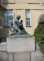 Statue La Joie de la Maternité, villa Ensi, Eira.