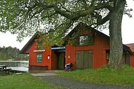 Le bâtiment touristique près du port.