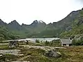 Vue sur la rive ouest du lac Ågvatnet avec les sommets de Mannen et Gjerdtindal