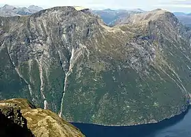 Vue depuis le Tretindanibba à l'est de l'Åkerneset dominant le Sunnylvsfjord avec au premier plan le versant affecté par le tassement.