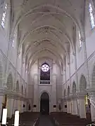 Photographie en couleurs de l'intérieur de la nef d'une église.