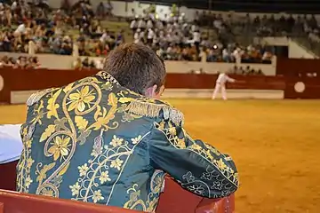 Écarteur en attente dans les arènes de Morlanne.