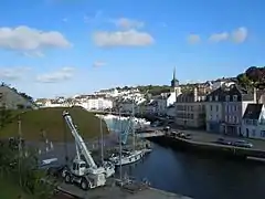 Écluse, passerelle et bassin à flot.