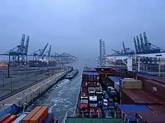 Passage d'une écluse dans le port d'Anvers vu depuis le pont d'un porte-conteneurs.