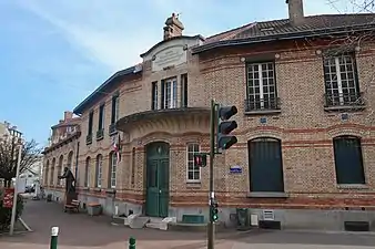 École avenue Édouard-Vaillant, avec une statue de Jean Jaurès (sculpteur Paul Ducuing, 1929 ; elle a plusieurs fois changé d'emplacement sur cette place).