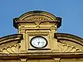 Horloge et fronton de la façade latérale