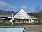 Vue sur la pyramide d'entrée de l'école.