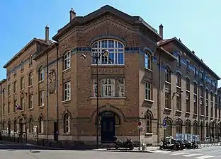 Au croisement de la rue Gustave-Zédé : école élémentaire au no 15 (à gauche).