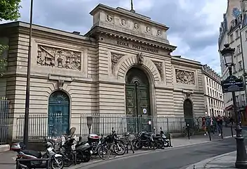 Entrée historique de l'École polytechnique à la jonction des rues de la Montagne-Sainte-Geneviève et Descartes (placette Jacqueline-de-Romilly).