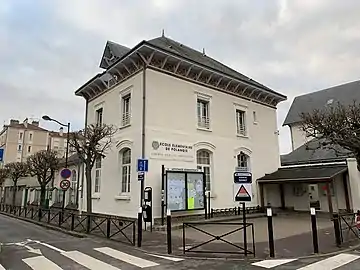 École primaire Polangis, à l'angle de l'avenue Oudinot.