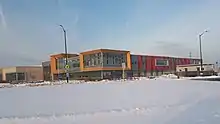 Extérieur d'une école secondaire en hiver