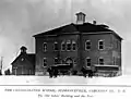 L'école consolidée de Florenceville, en 1905. L'ancienne école est visible à gauche.