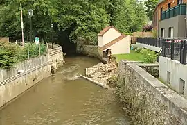 Écroulement d'un mur le long de l'Yvette suite à l'inondation du 31 mai 2016 à Saint-Rémy-lès-Chevreuse