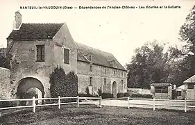 Les écuries et la sellerie, dépendances du château de Nanteuil, vers 1900.