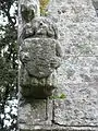 Edern : chapelle Saint-Jean-Botlan, personnage sculpté avec écusson du pignon ouest.