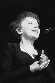 La chanteuse, parolière et actrice Édith Piaf en 1962.