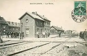 Vue d'ensemble de la gare, de gauche à droite : bâtiment du garde barrière, maison du chef de gare, bâtiment voyageur (d'origine) et halle à marchandises.