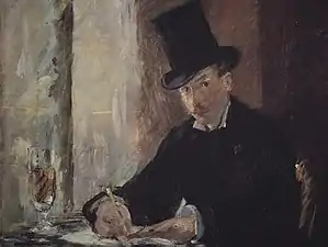 Peinture d'un homme vêtu d'habits et d'un chapeau haut de forme noir. Il est assis dans un café, regardant fixement vers soi, alors qu'il écrit ou dessine et se trouve près d'un verre de champagne.