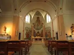 Photographie en couleurs de l’intérieur de l’église.