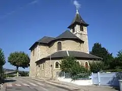 Photographie en couleurs de l’église et du presbytère.