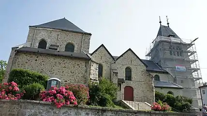 Vue de l'église et de sa Vierge au raisin.