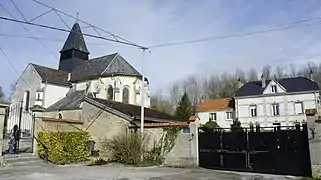 L'église entourée de son cimetière.