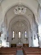 La nef et le chœur. Le maître autel et le tabernacle surmonté d'un ciborium sont en marbre blanc.