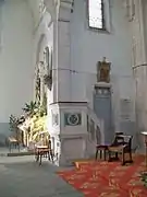 Chapelle de la Vierge Marie décorée avec une crèche de Noël et la chaire.