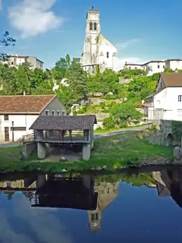 L'église Notre-Dame et l'ancien séchoir à peaux.