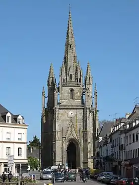 Tour-porche de la basilique.