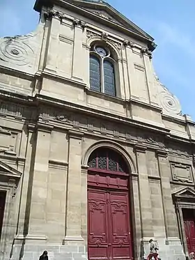 Façade de l'ancienne église déplacée et remaniée en 1863 devant l'église Notre-Dame-des-Blancs-Manteaux