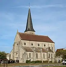 Photo d'une église de style gothique primitif surmontée d'un clocher.