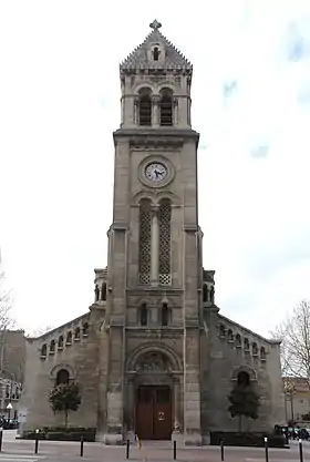 Façade principale de l'église.