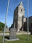 L'église et la stèle à la mémoire des parachutistes de la 82e division aéroportée américaine.