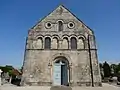 Façade occidentale de l'église et sa porte à l'archivolte décorée de motifs géométriques.