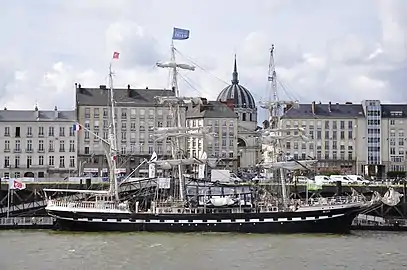 Le Belem, construit aux Chantiers Dubigeon en 1896, en escale à Nantes (son port d'attache), au quai de la Fosse. Vue sur l'église Notre-Dame-de-Bon-Port