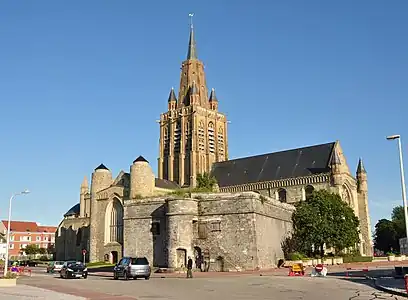 Église et partie fortifiée.