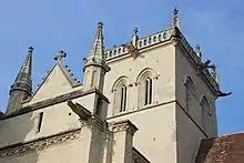 Vue du clocher carré et pignons de la façade