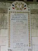 Monument aux morts de la commune, sous le porche de l'église.