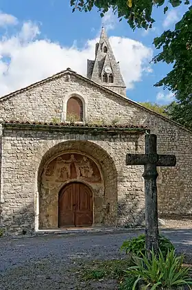 L'église Sainte-Marie du Genevrey et sa croix.